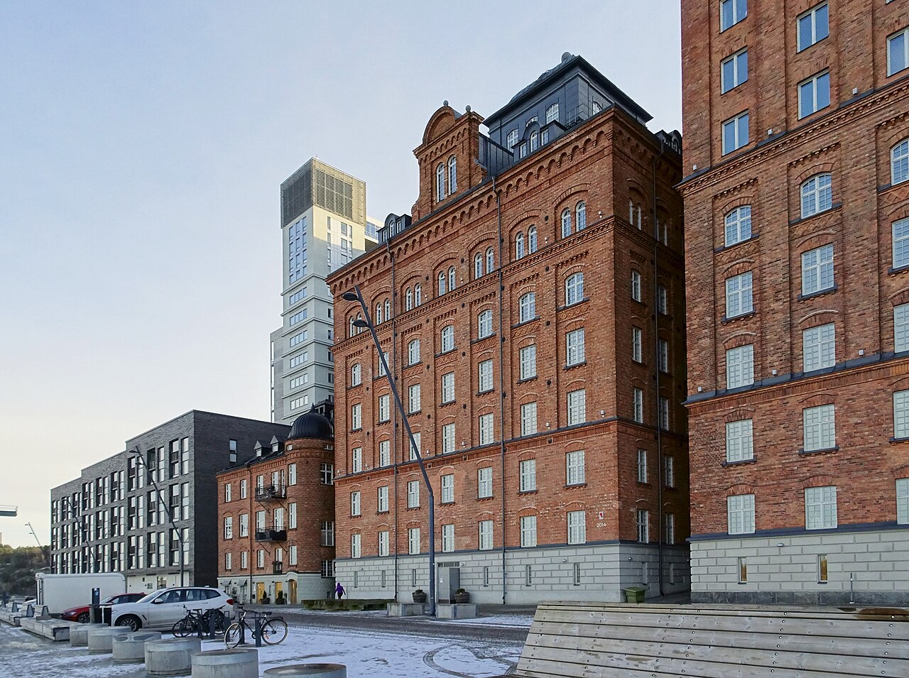 Det gamla kvarnkontoret i tegel och den höga Silo III på Kvarnholmen