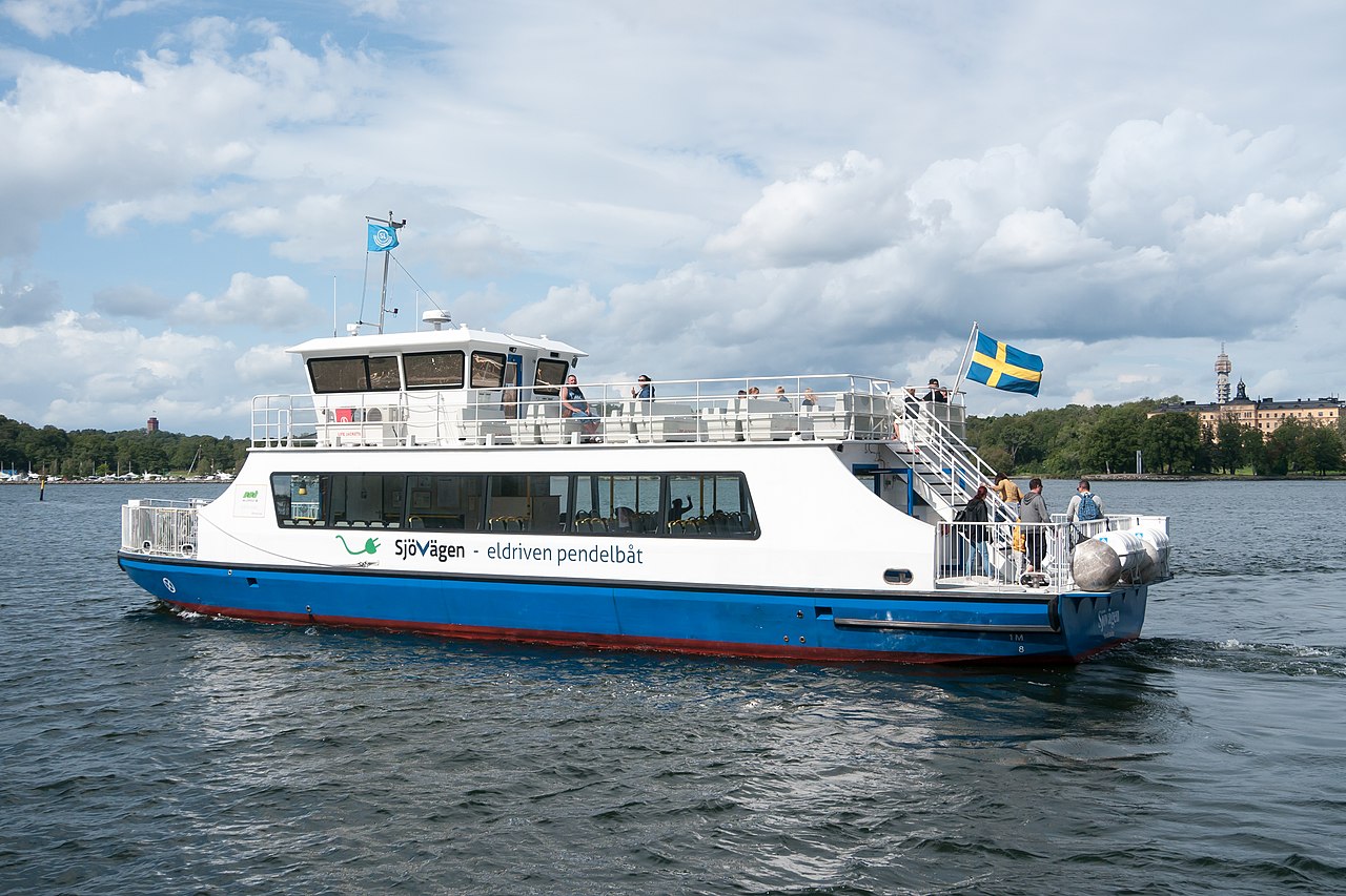Pendelbåten Sjövägen vid kajen i Nacka med Kvarnholmen i bakgrunden
