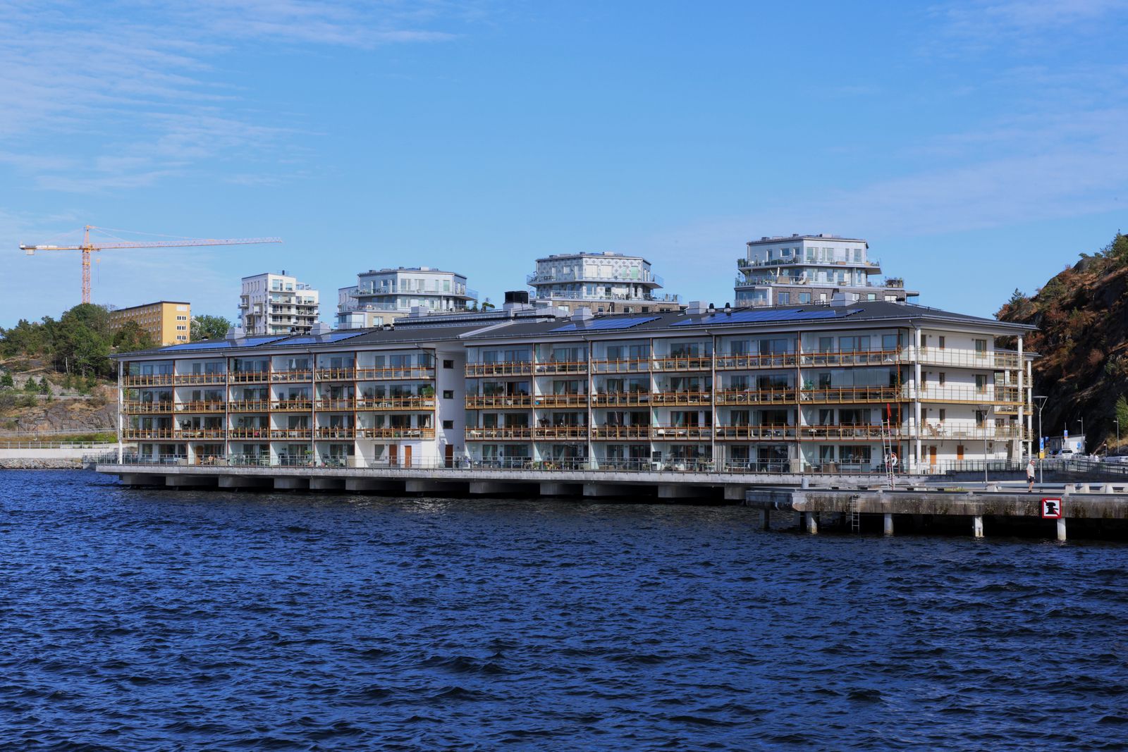 Modernt bostadshus med balkonger ut mot vattnet