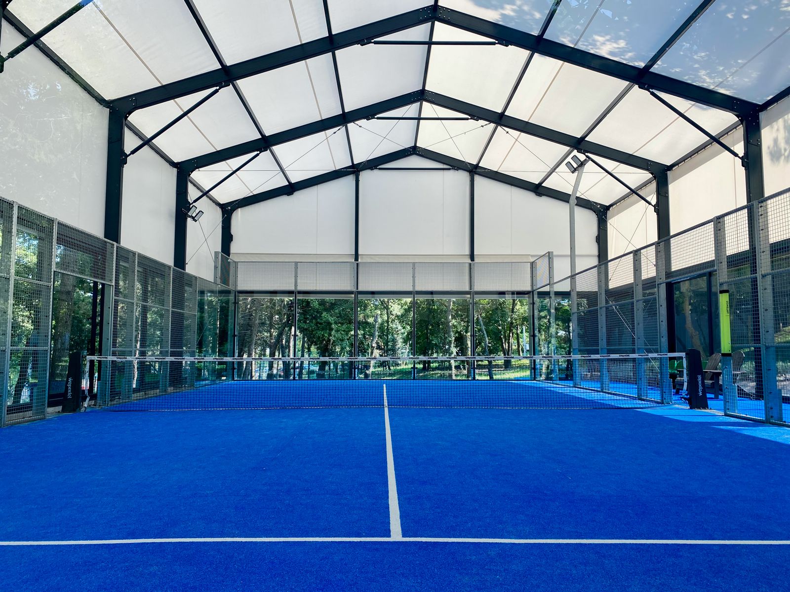 Inomhusbana för padel med blått underlag