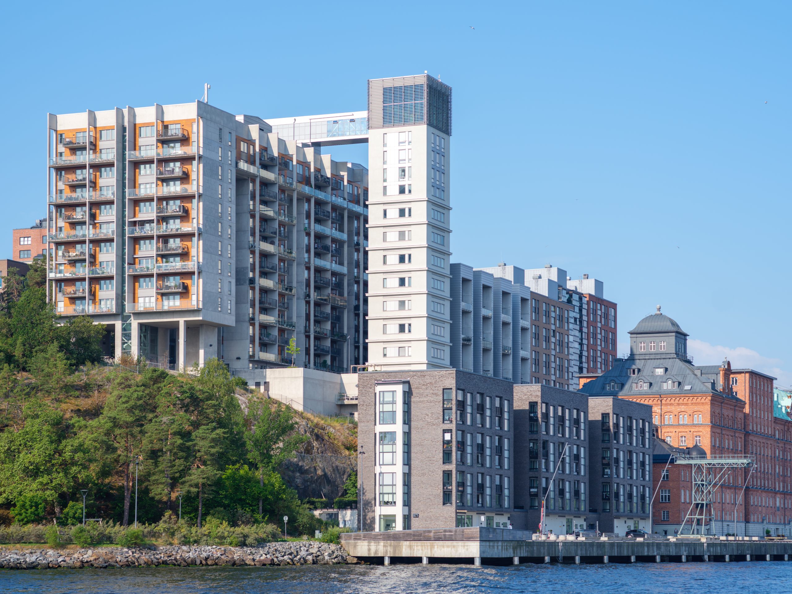 Ombyggda kvarnbyggnader och nya bostäder på Kvarnholmen sedda från vattnet