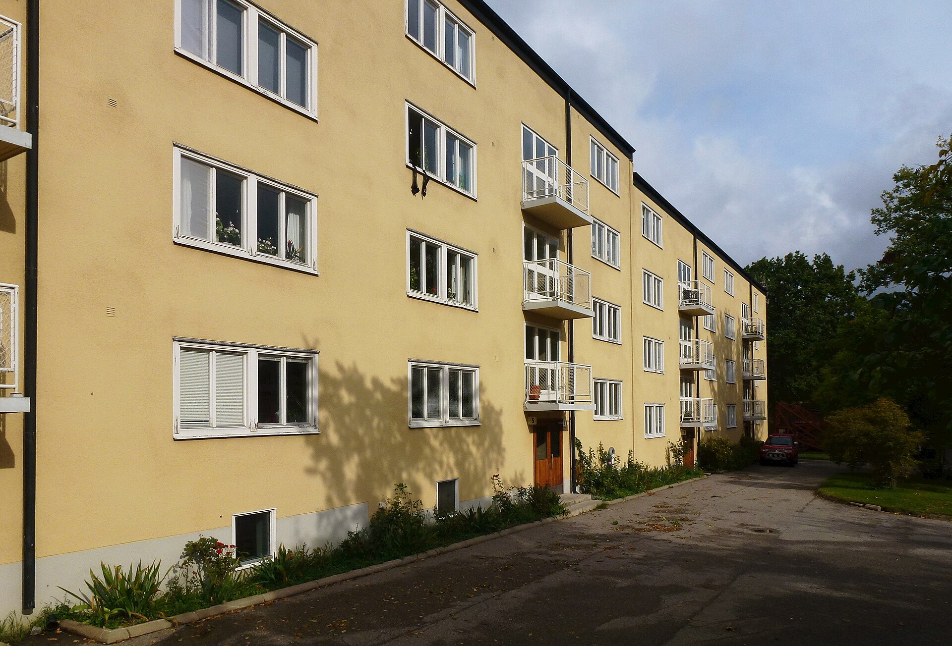 Nya stenhuset på Kvarnholmen, i folkmun EPA-huset, med vädringsbalkonger ovanför entrédörrarna