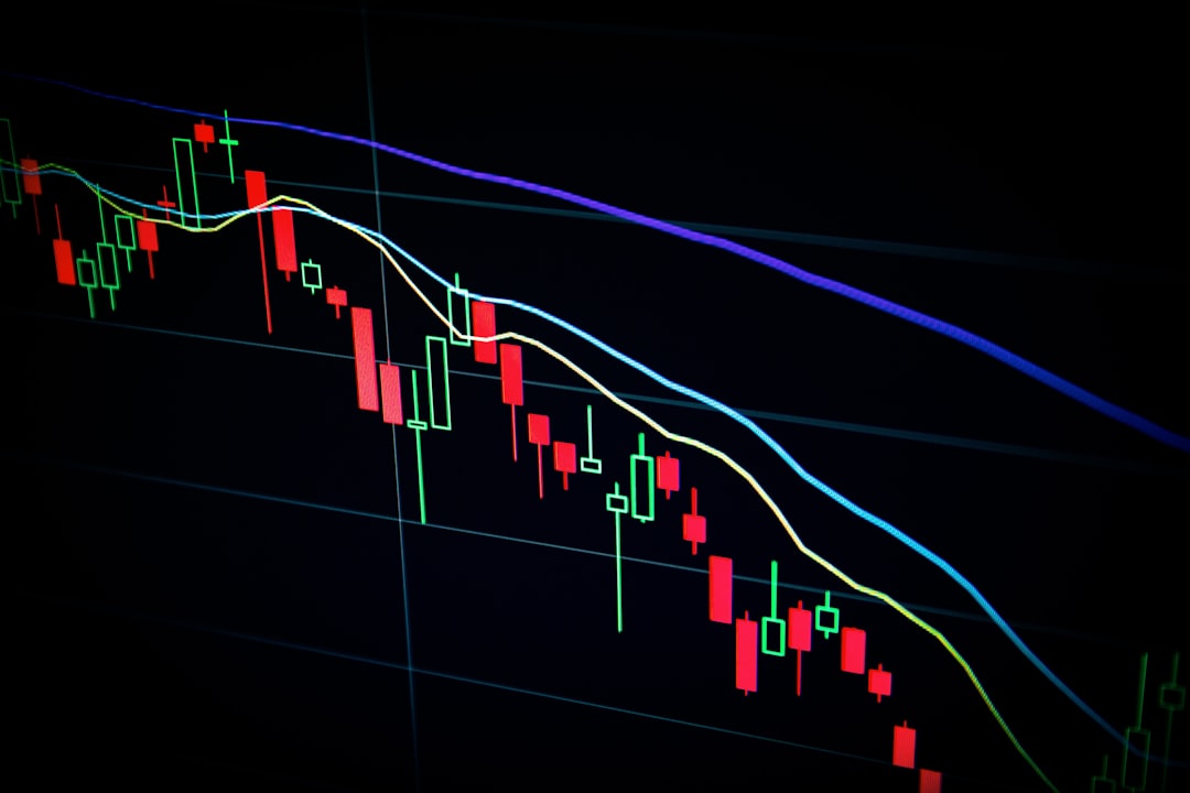 Röd och grön candlestick-graf med fallande kurstrend på en tradingskärm