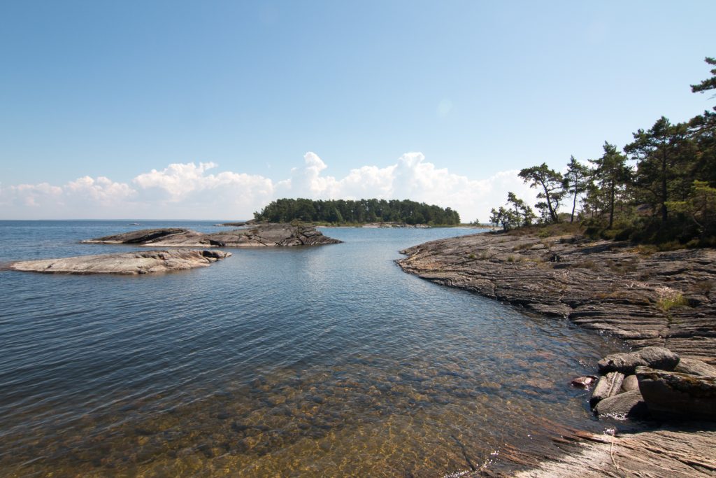 Klipphällar och grunt vatten i Djurö nationalpark i Vänern