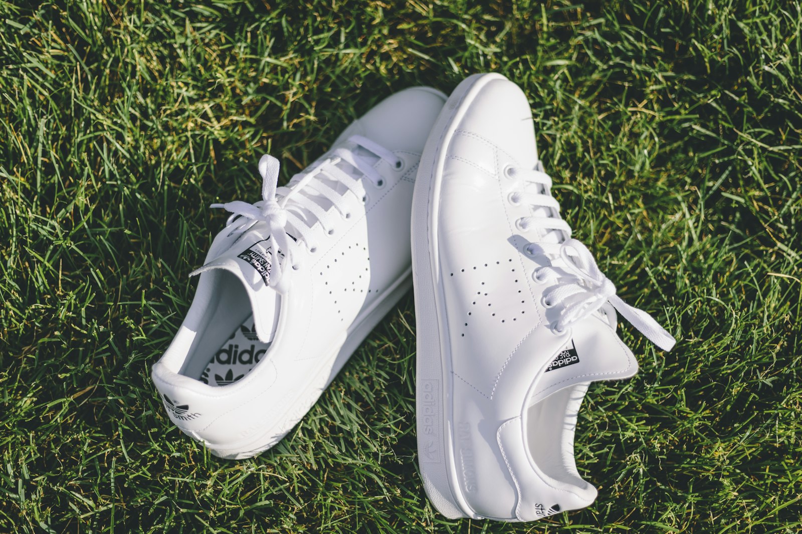 Ett par sneakers som luftas