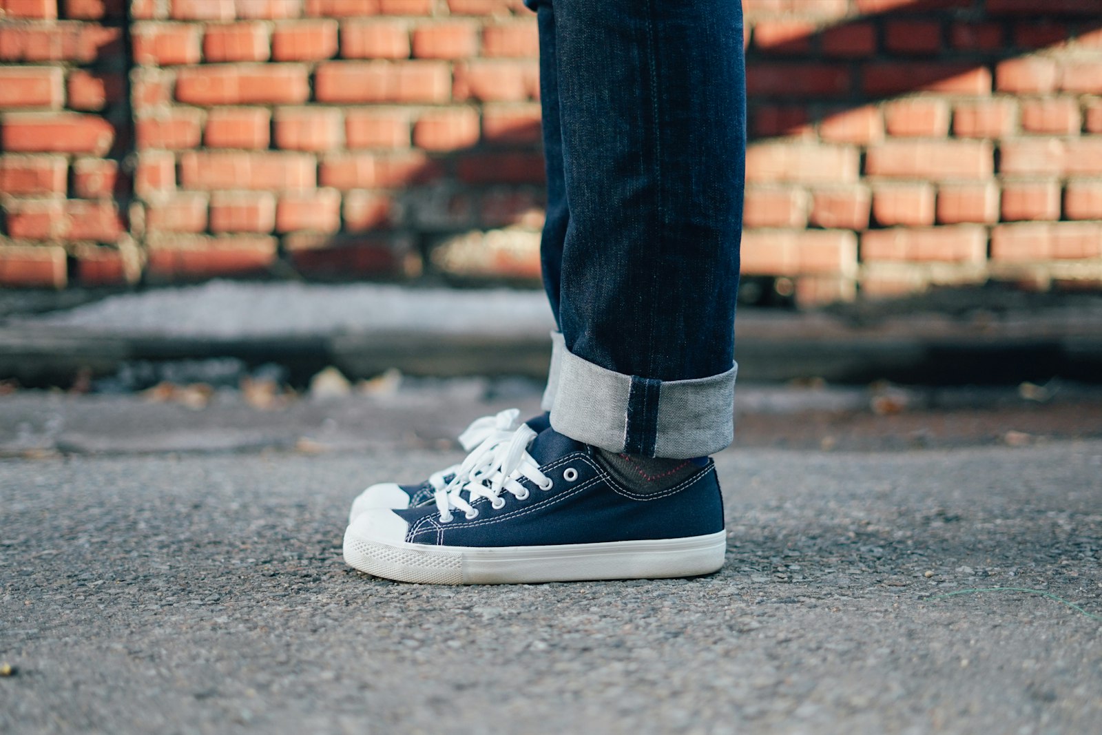 Marinblå låg sneaker i canvas med vit gummikappa