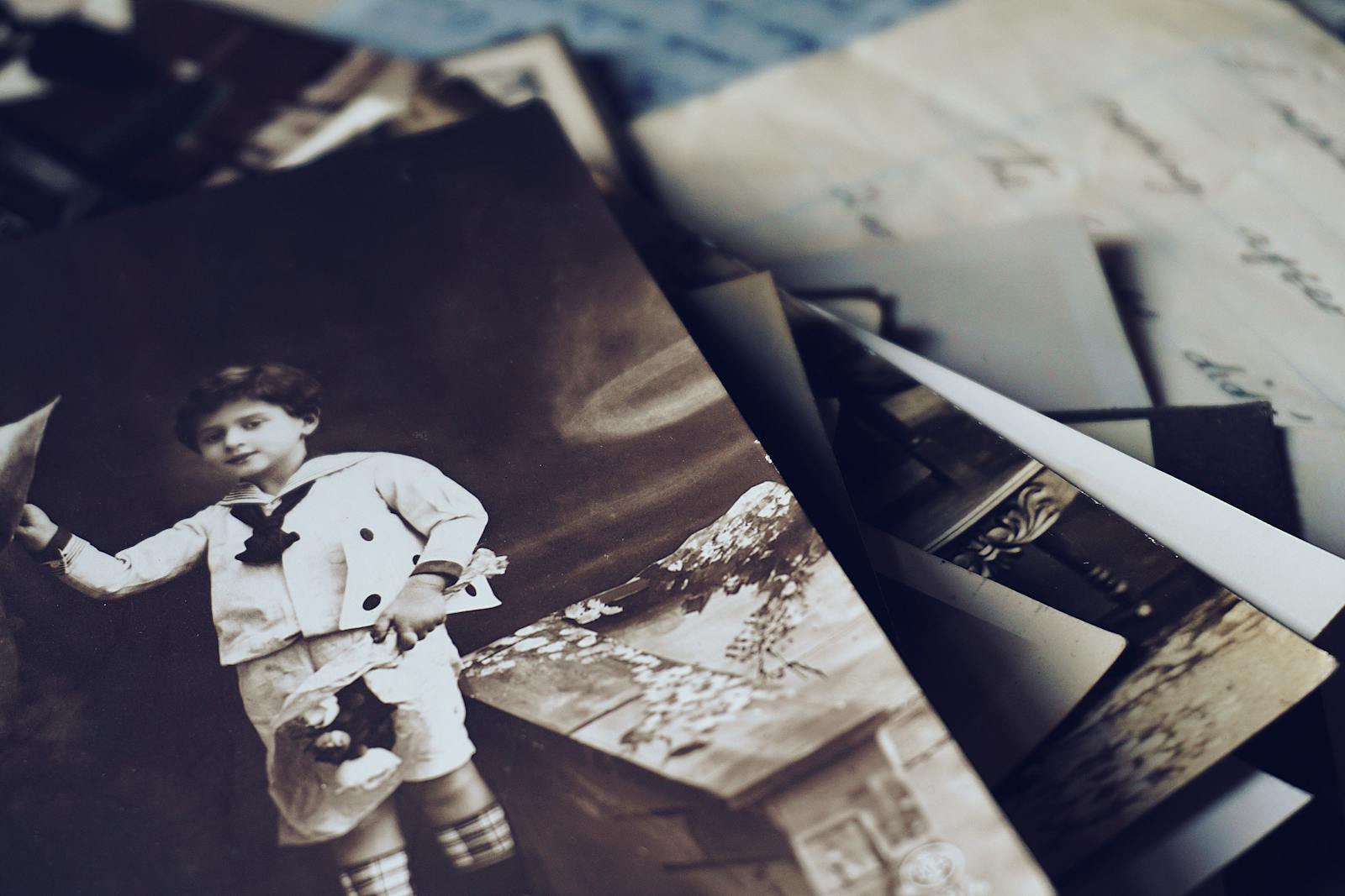 Gammalt sepiatonat fotografi och en hög med vintagefoton