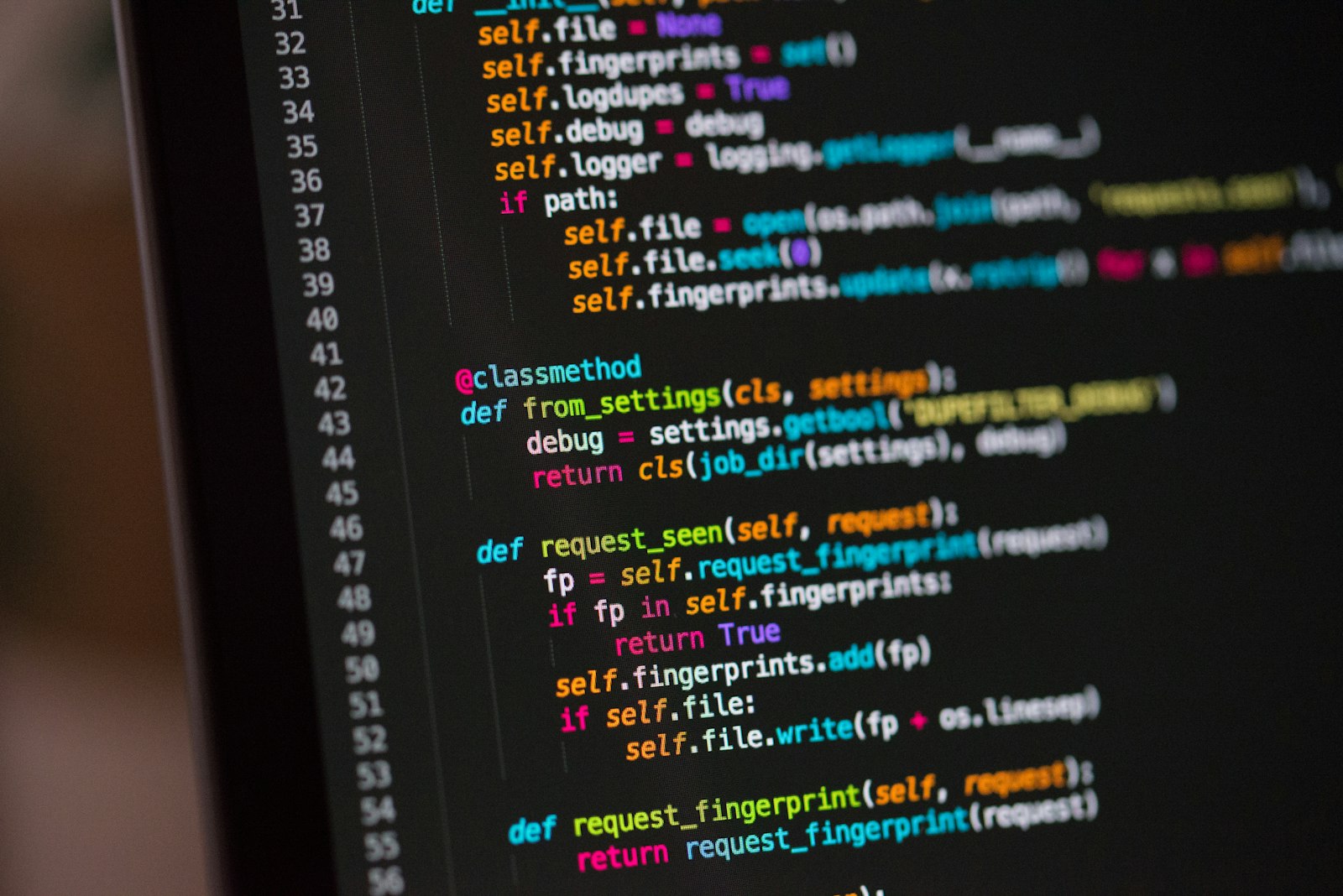 Fargkodad programkod pa en datorskarm