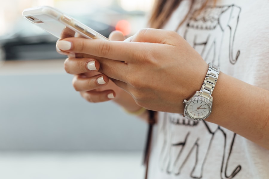 Händer som använder en app i mobilen
