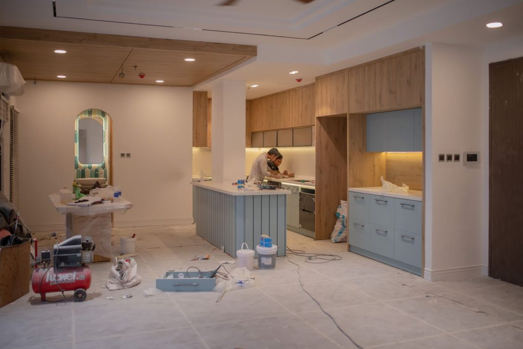 Köksrenovering med hantverkare på plats