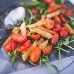 Pastasallad med penne, körsbärstomater och ruccola