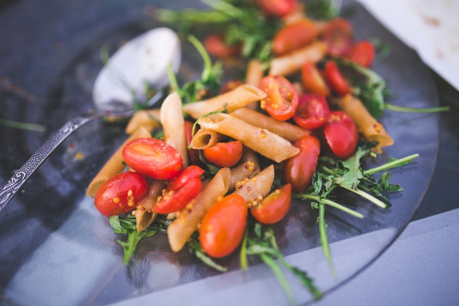 Pastasallad med penne, körsbärstomater och ruccola