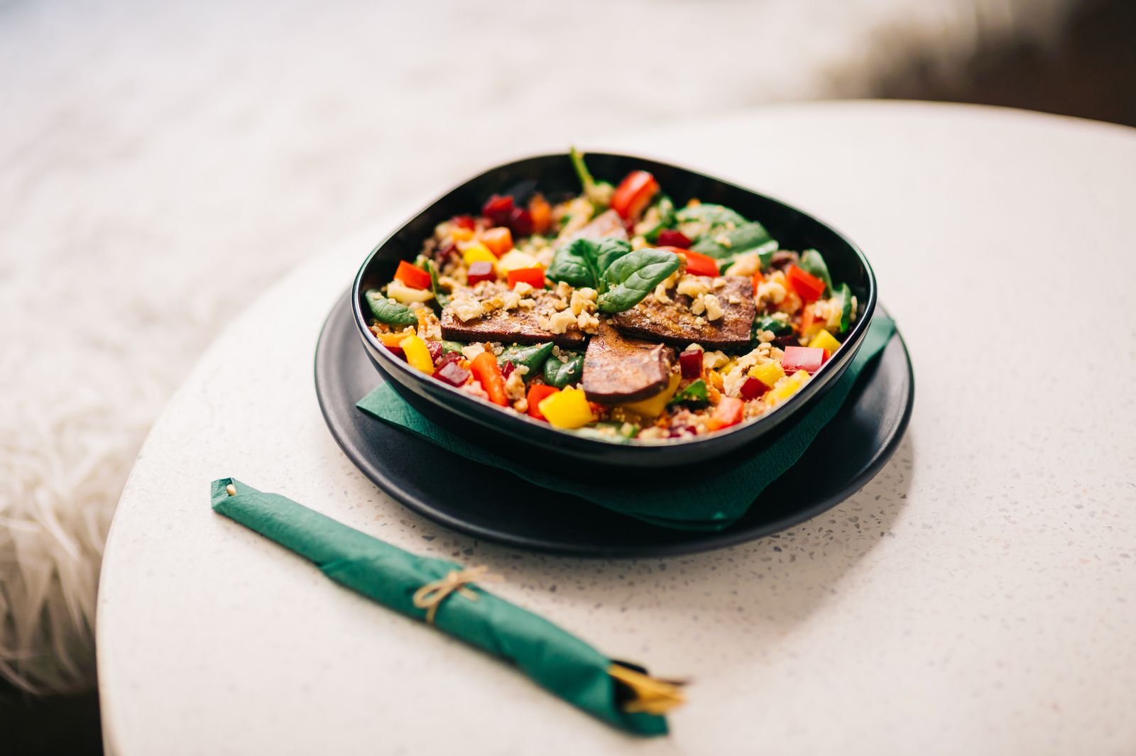 Färgrik vegansk bowl med tofu, grönsaker och spenat