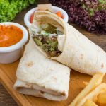 Vegansk wrap fylld med falafel och grönsaker