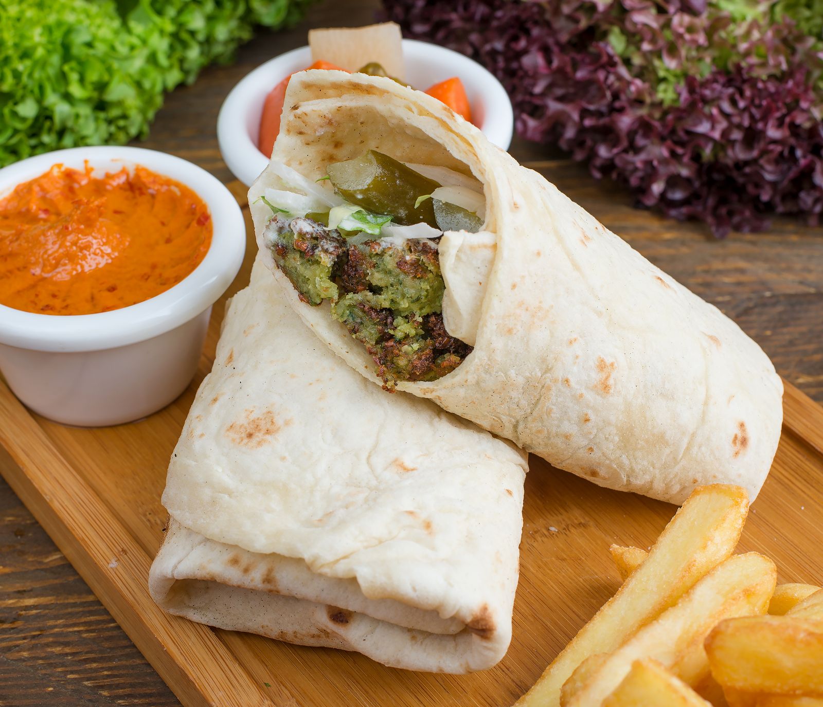 Vegansk wrap fylld med falafel och grönsaker