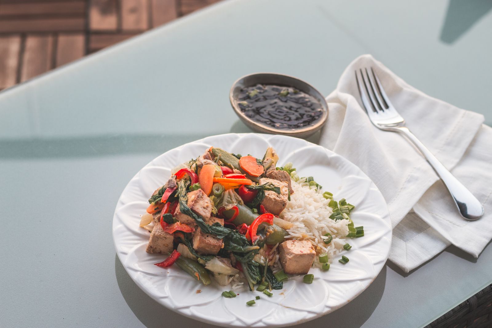 Vegansk tofuwok med grönsaker och ris