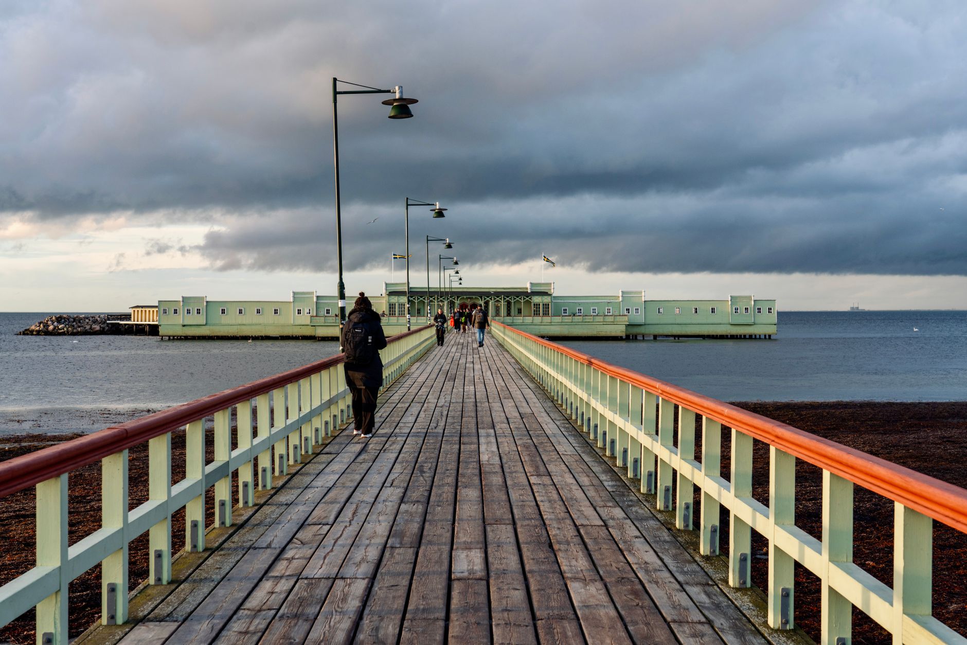 Träbryggan som leder ut till Ribersborgs kallbadhus i Malmö en molnig dag