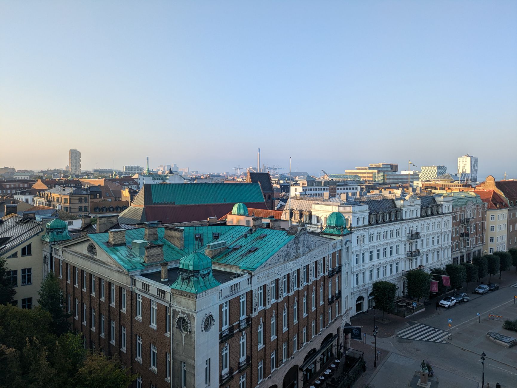 Utsikt över Malmös tak och kvarter i centrum en tidig morgon