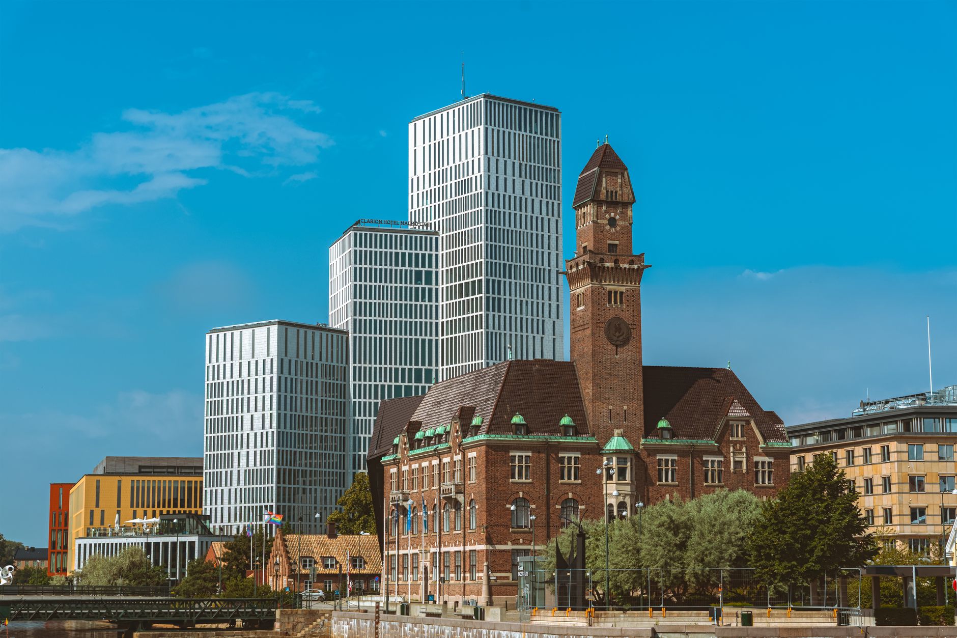 Malmös stadssiluett med höghusen vid Malmö Live och historisk tegelarkitektur vid kanalen