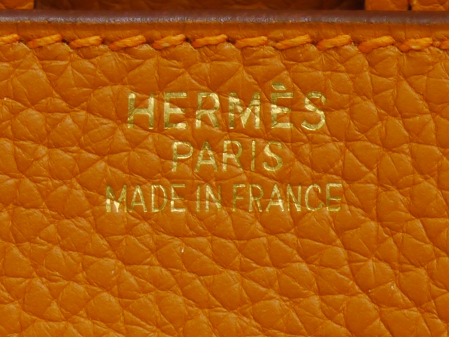 Närbild på den präglade stämpeln HERMÈS PARIS MADE IN FRANCE på en äkta Birkin i Togo-skinn