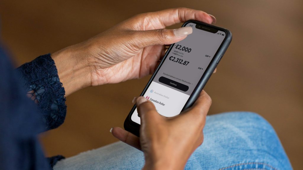 Person som håller en mobiltelefon med en betalapp öppen