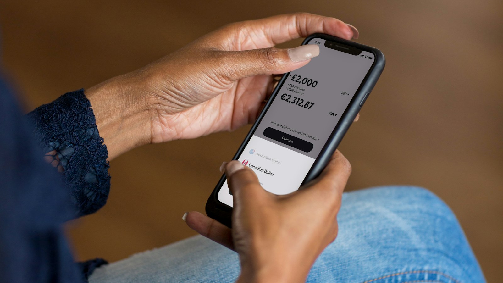 Händer som håller en mobil med en betalapp öppen
