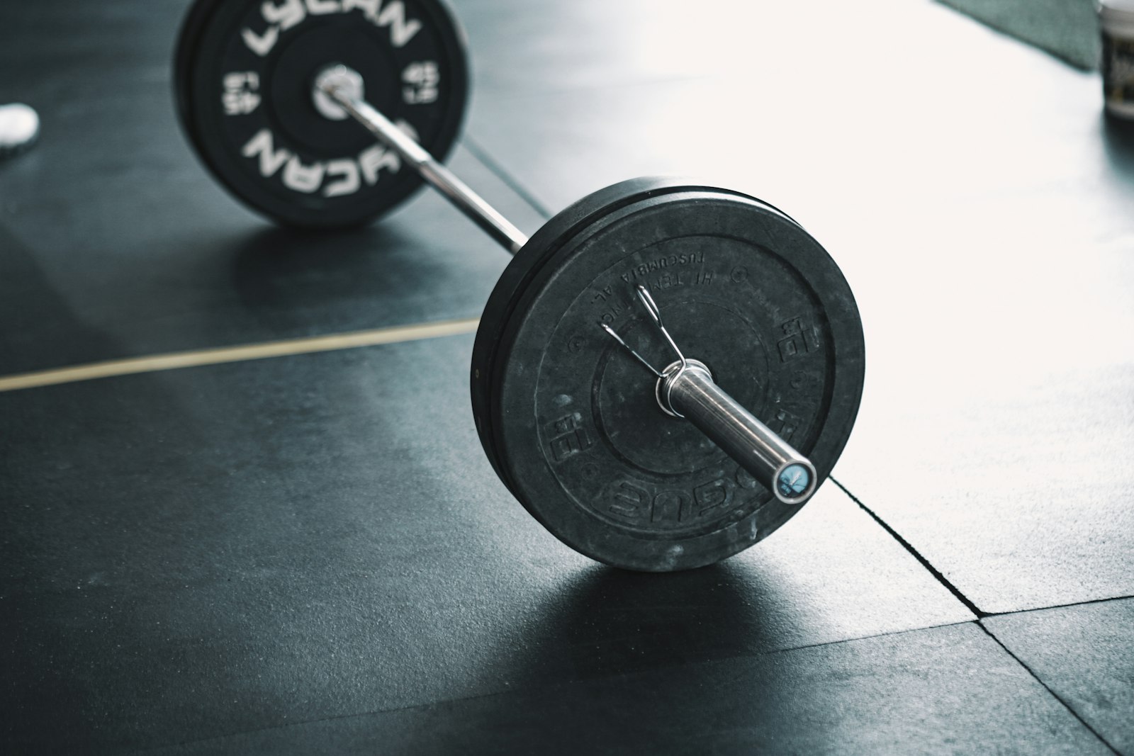 Skivstång laddad med viktskivor på ett gymgolv