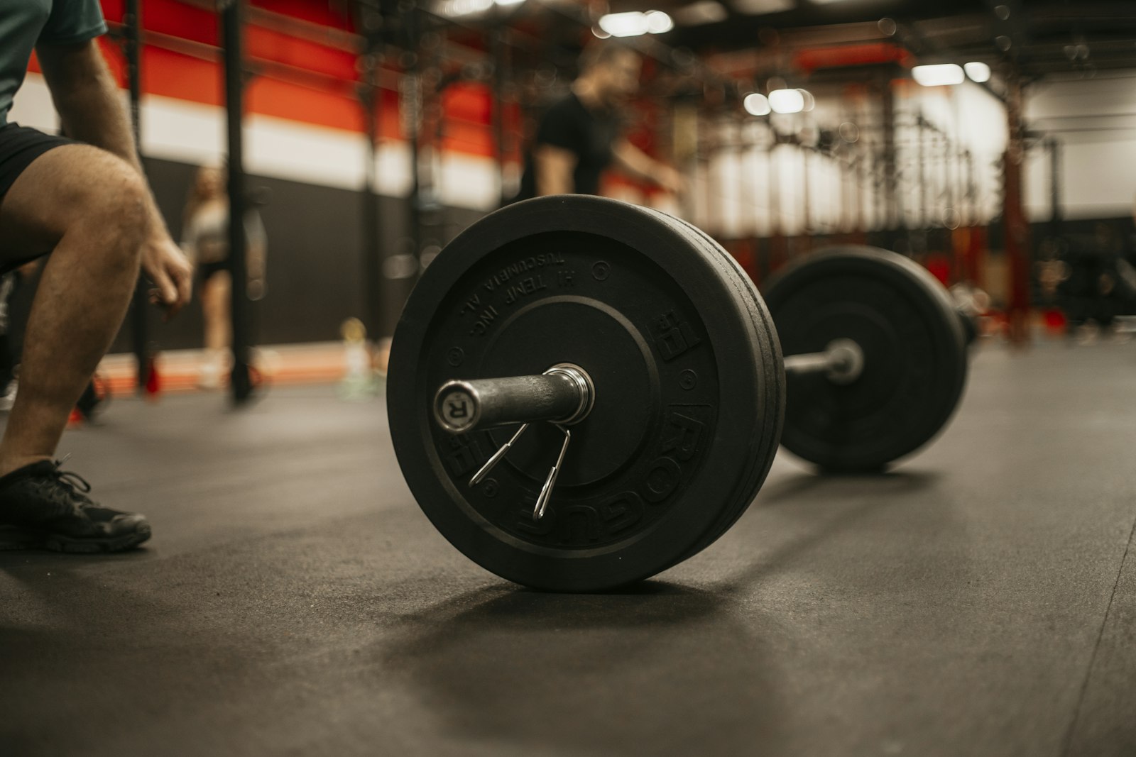 Skivstång med viktskivor i ett gym
