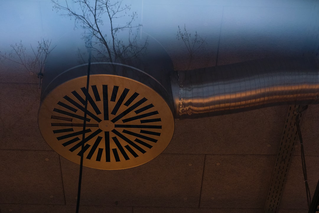 Cirkulärt ventilationsdon i tak med ansluten kanal