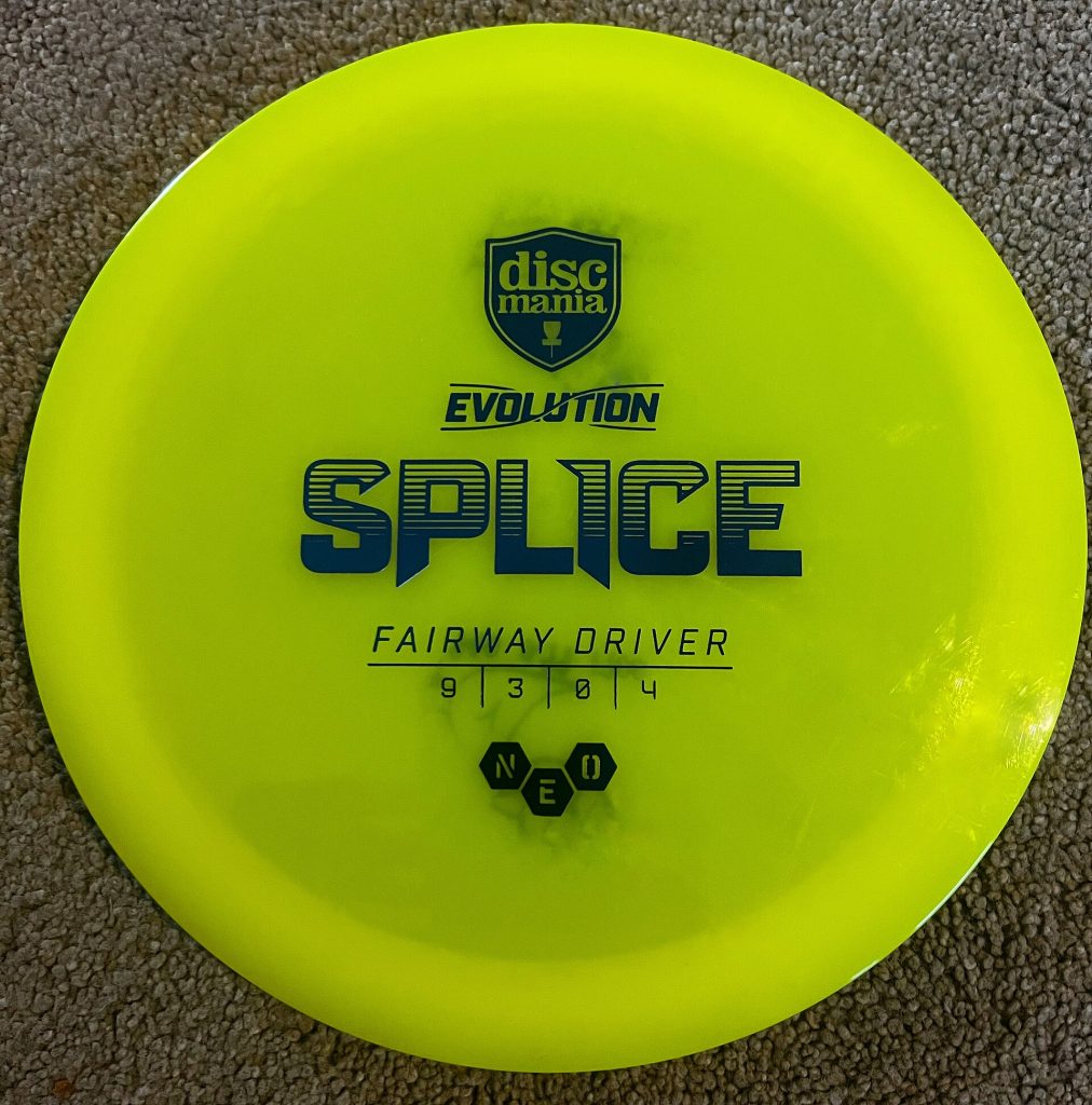 Gul discgolfdisc med texten Fairway driver och flygtalen 9, 3, 0 och 4 tryckta på ovansidan