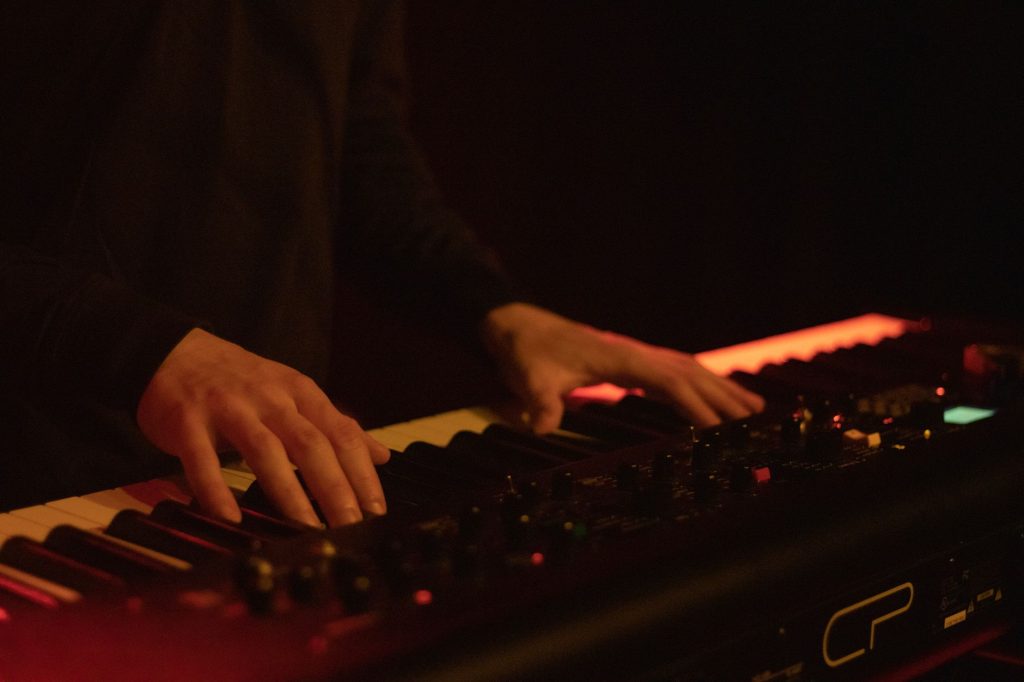 Händer spelar elektroniskt instrument