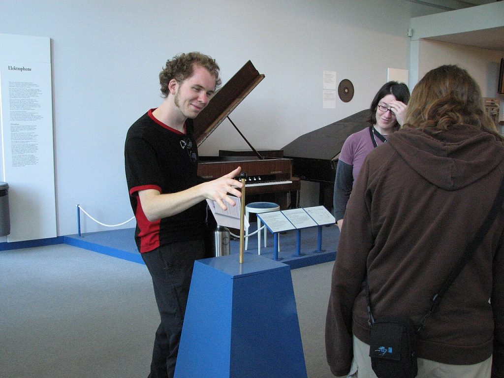 Demonstration av hur man spelar theremin