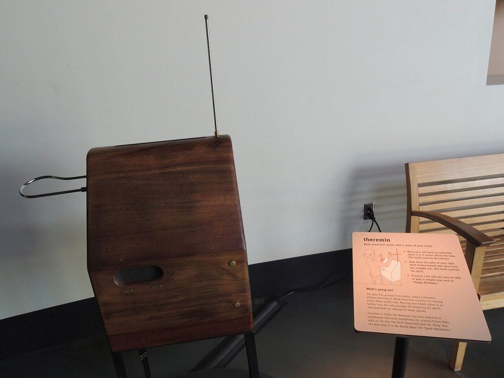 En theremin med pitch- och volymantenn