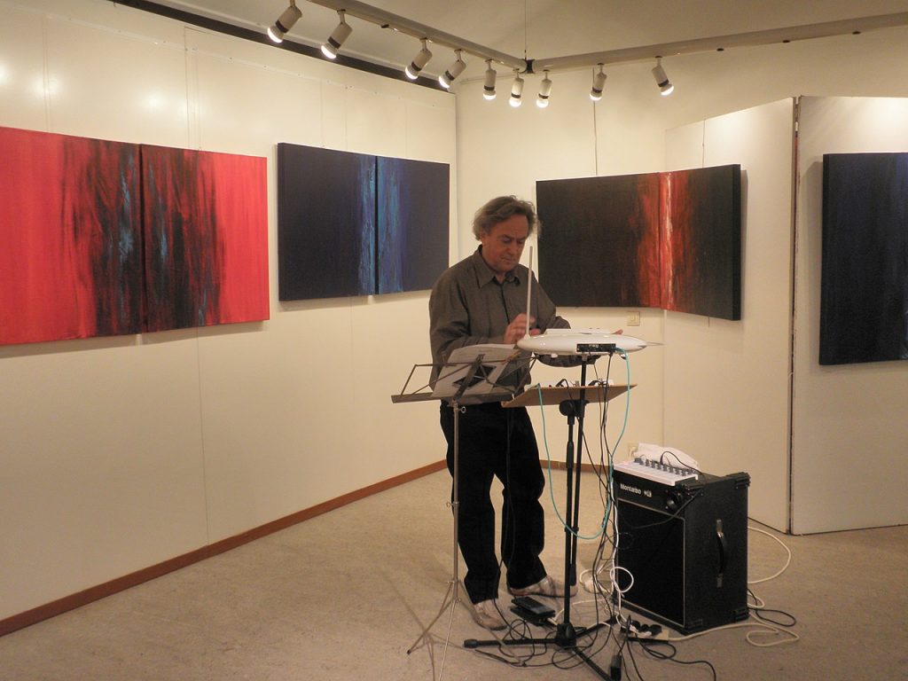 En musiker spelar theremin utan att röra instrumentet