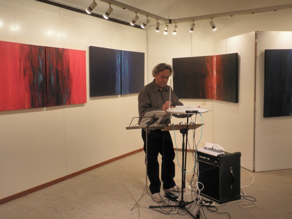 Theremin spelas framför noterad musik under en konstutställning