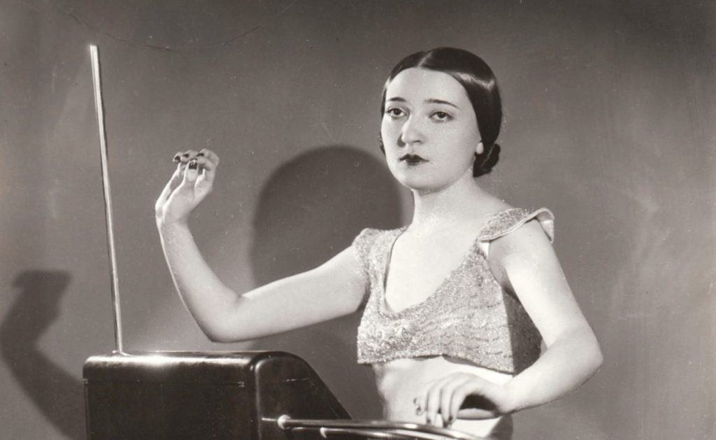 Clara Rockmore spelar theremin med höger hand vid den lodräta tonantennen och vänster hand vid volymslingan