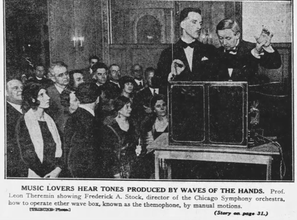 Léon Theremin visar dirigenten Frederick A. Stock hur instrumentet spelas inför publik i Chicago 1928