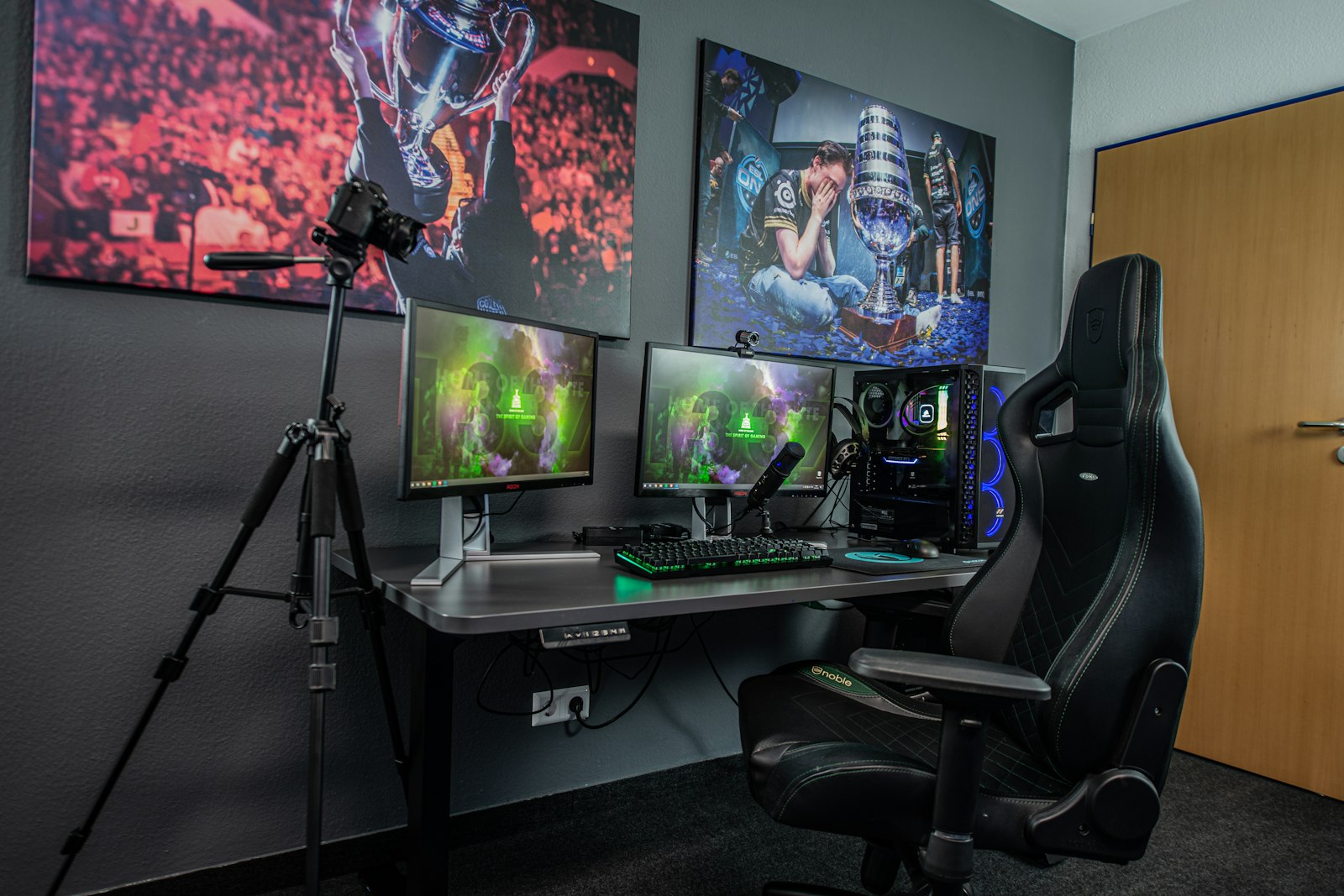 Gamingstol i racingmodell med hög rygg och sittbrunn vid ett skrivbord