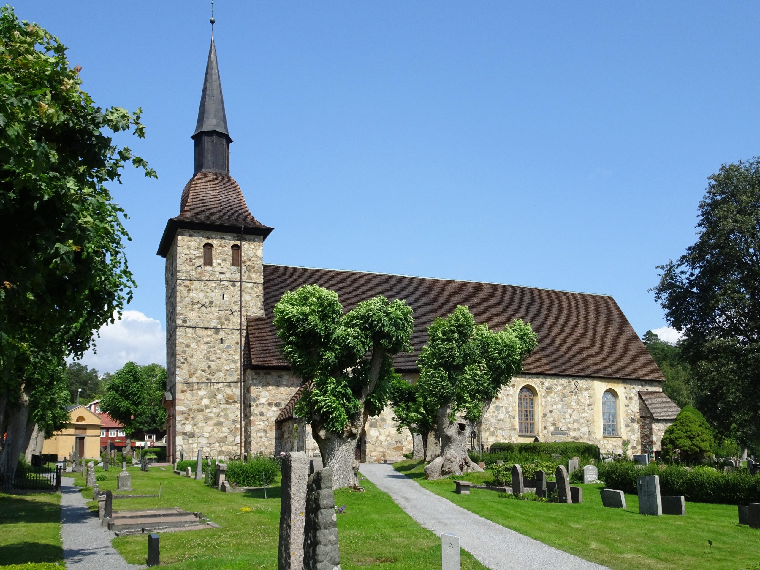 Botkyrka kyrka, medeltida stenkyrka med torn och kyrkogård