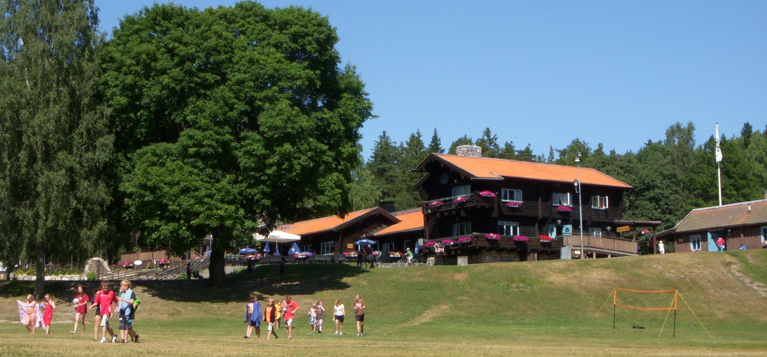 Lida friluftsgård med servering och grönområde en sommardag