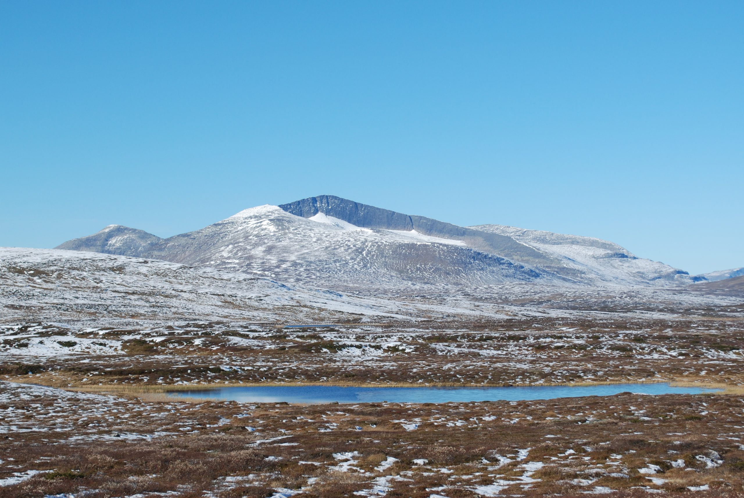 Helagsfjället med tidig snö och en liten fjälltjärn i förgrunden. Foto: Ankara, CC BY-SA 3.0, via Wikimedia Commons