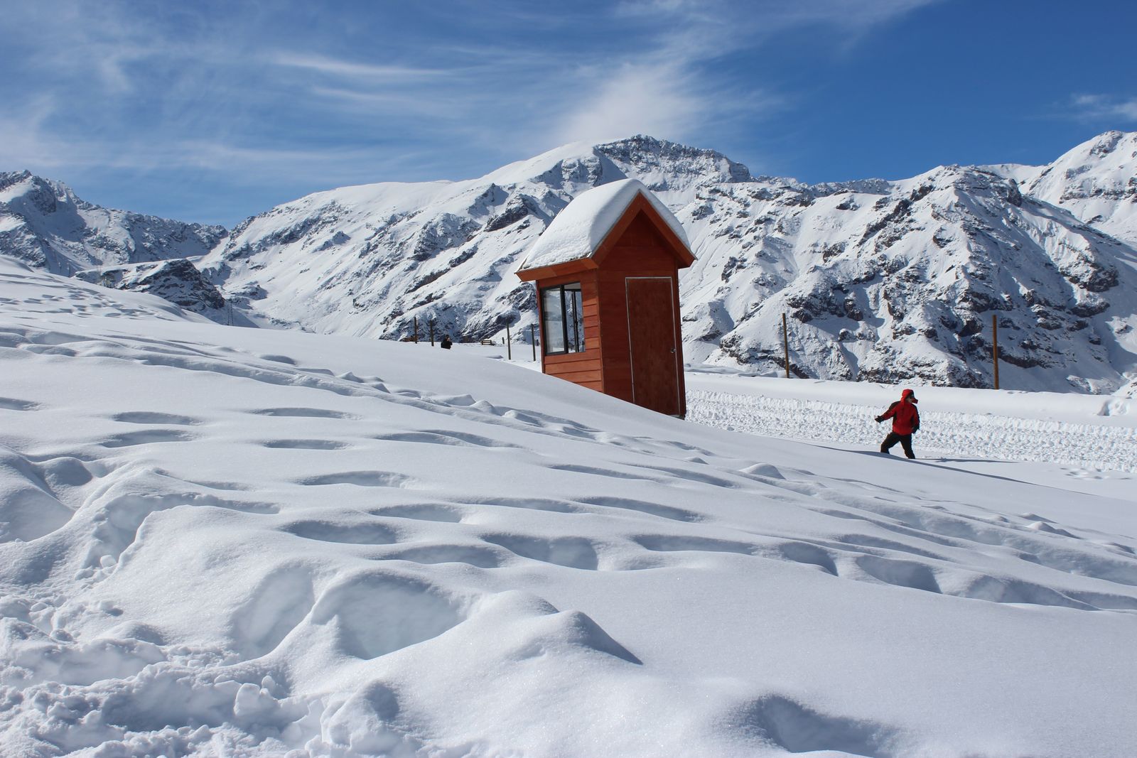Fjällstuga i ett snötäckt fjällandskap. Foto: Julian Rodriguez Vokhmianin via Pexels