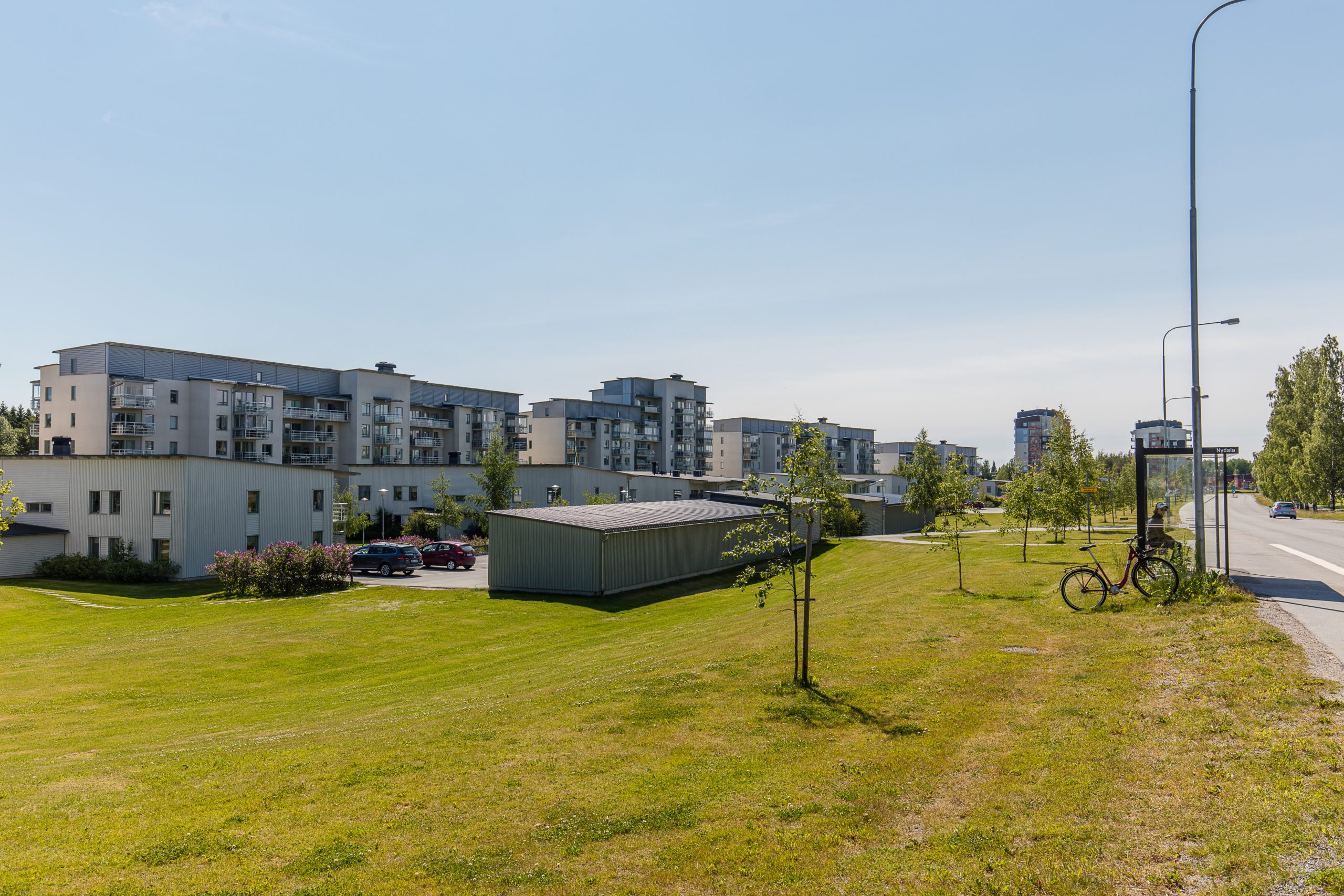 Ljusa flerbostadshus och gronska i Mariehem, Umea